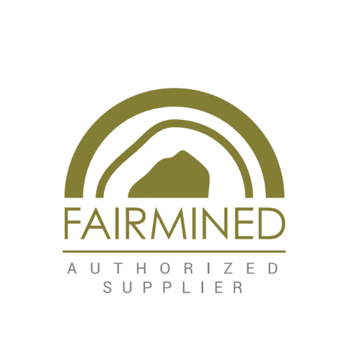 Logo Fairmined con un arco d'oro stilizzato su una montagna grezza, con le parole "FAIRMINED" sopra una linea e "AUTHORIZED SUPPLIER" in un testo più piccolo.