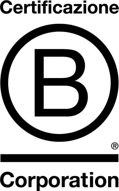 Logo B Corporation Certificazione nero con una grande lettera B all'interno di un cerchio, una linea orizzontale sotto e le parole Certificazione sopra e Corporation sotto, tutto in nero su sfondo bianco.
