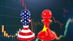 Due pedine degli scacchi con le bandiere degli Stati Uniti e della Cina si trovano davanti a un grafico del mercato azionario con candelabri rossi e verdi, a simboleggiare la competizione economica tra Stati Uniti e Cina.