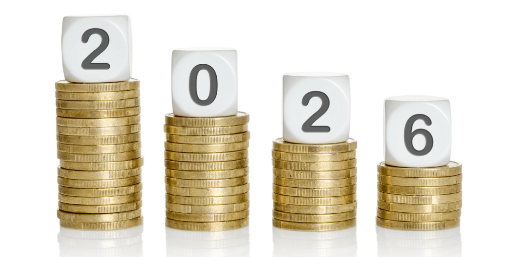 quattro dadi su pile di monete di oro compongono il numero 2026, ad indicare l'anno in corso