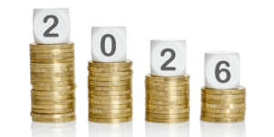 quattro dadi su pile di monete di oro compongono il numero 2026, ad indicare l'anno in corso